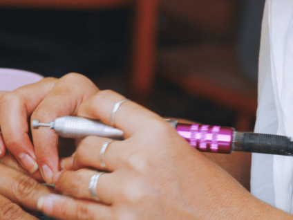 Dépose du Gel – Retrait Doux &amp; Respectueux de l’Ongle Naturel